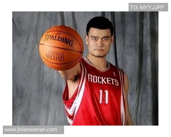 赵本山与姚明同台演绎幽默与篮球的完美结合引发全场欢笑与热烈掌声